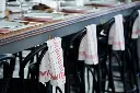 serviettes-towel-napkin-38x54-cm-250pcs-rouges-inuse.webp