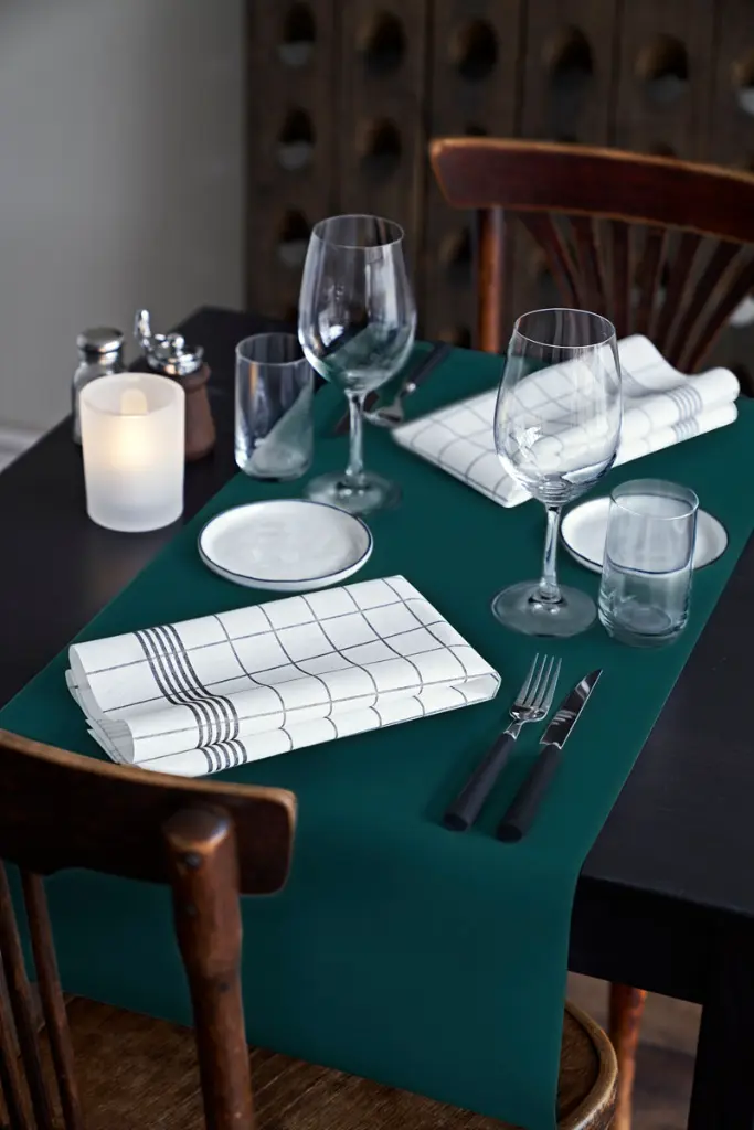 serviettes-towel-napkin-38x54-cm-250pcs-grises-foncees-ambiance.webp
