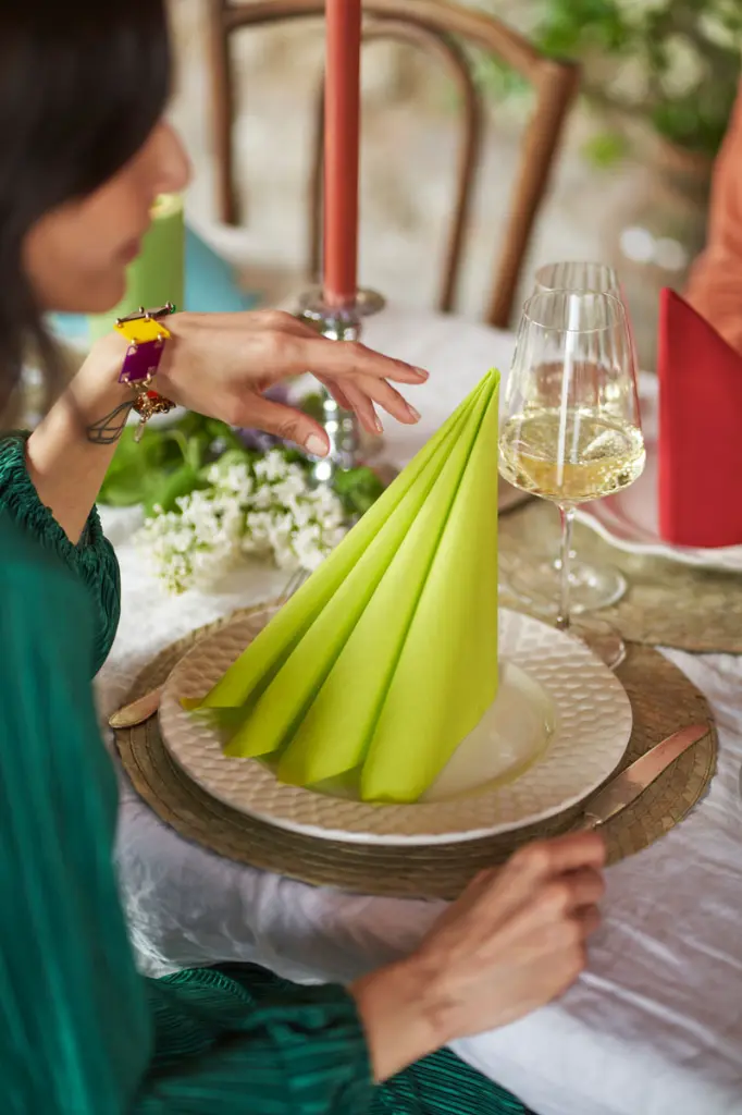 serviettes-airlaid-bio-dunisoft-40x40-cm-360pcs-kiwi-inuse.webp