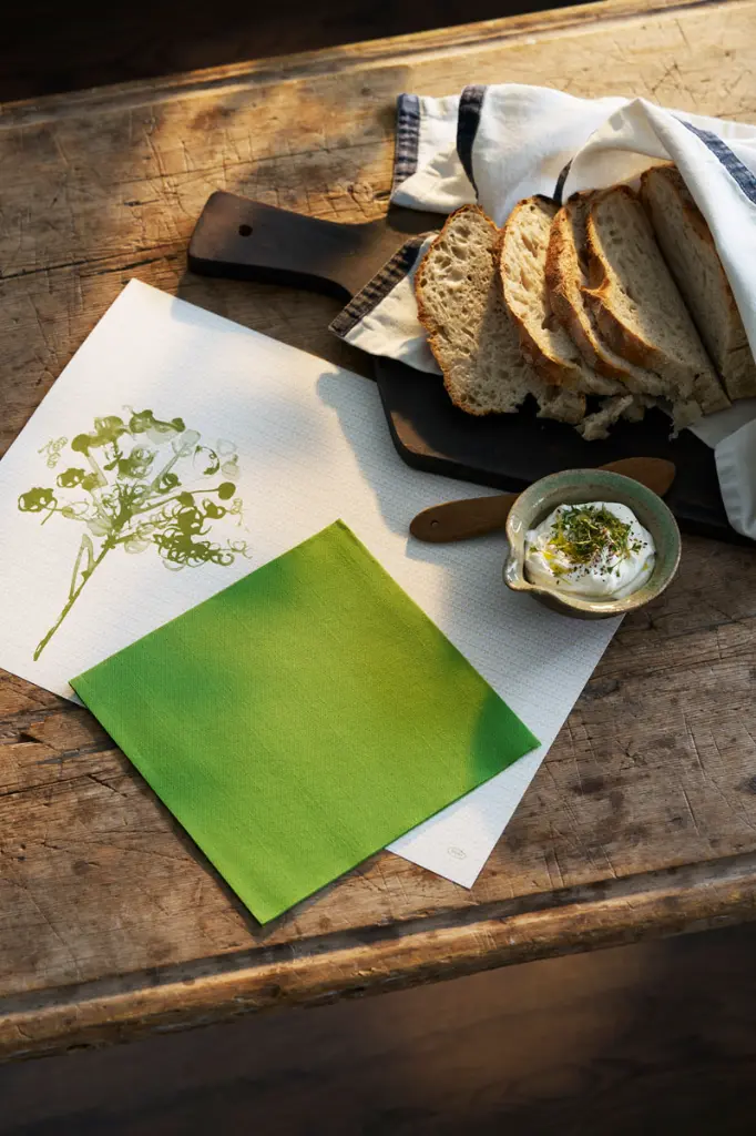serviettes-airlaid-bio-dunisoft-40x40-cm-360pcs-vert-feuille-inuse.webp