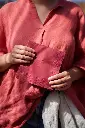 serviettes-ouate-40x40cm-3-plis-1000pcs-bordeaux-handed.webp