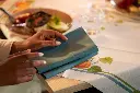 serviettes-ouate-40x40cm-3-plis-1000pcs-bleu-ocean-folded.webp